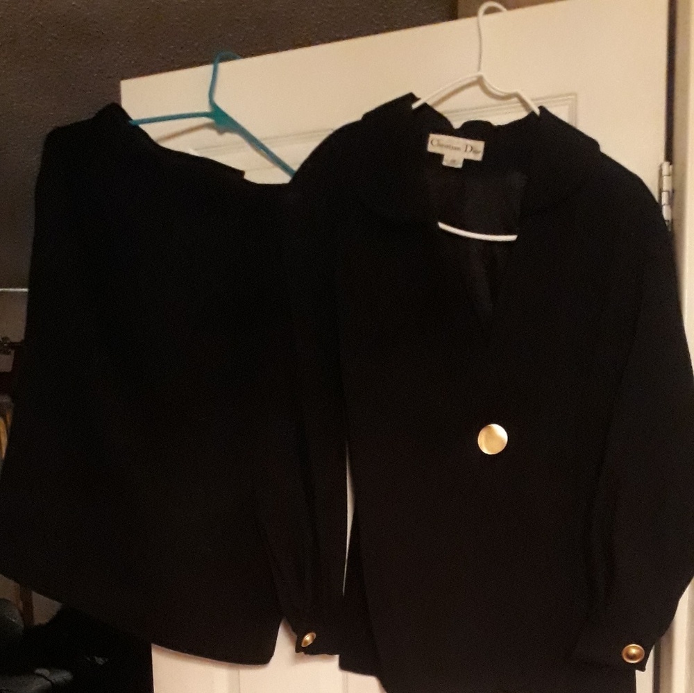 Suit - Picture 3 of 3